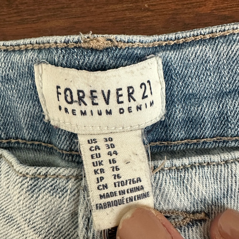 Embroidered shorts - Picture 2 of 4